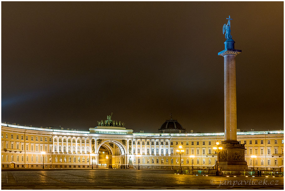 Alexandrovský sloup a budova Hlavního vojenského štábu, St. Petersburg