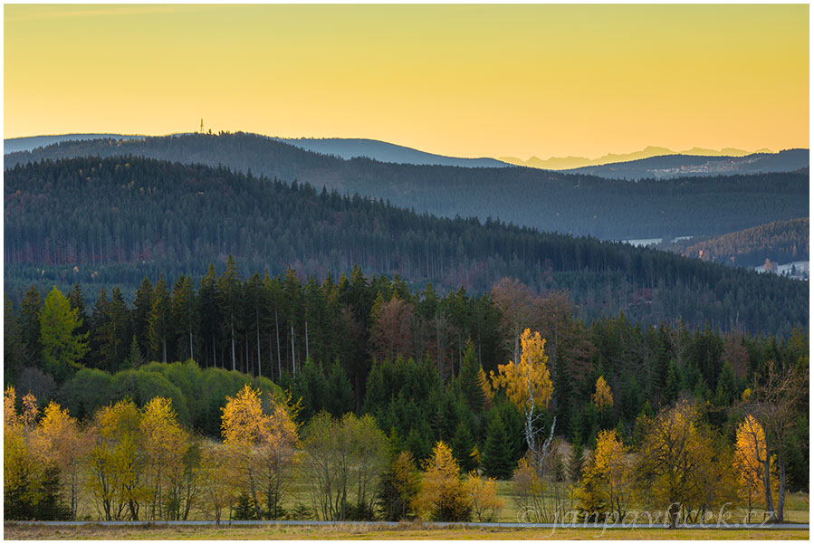 Alpská vyhlídka, Švajglova Lada ...vlevo Liščí hora (1049 m), Žlíbský vrch (1133 m) , na horizontu vlevo hřeben Hochstein-Třístoličník-Trojmezná...vpravo hřebeny Alp