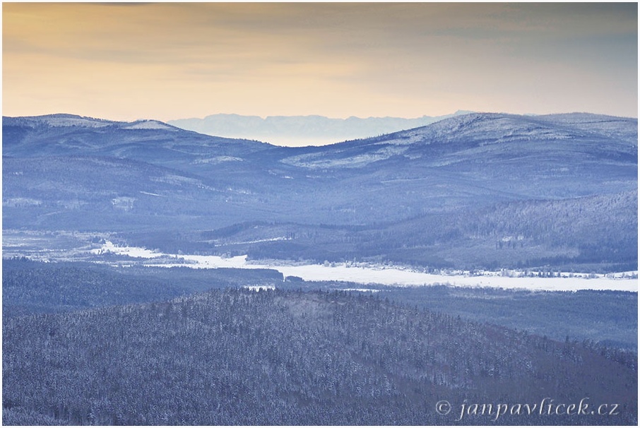 Boubin, 1362 m......pohled na Alpy v sedle mezi Smrčinou a Plechým. V popředí údolí Vltavy pod Soumarským mostem  