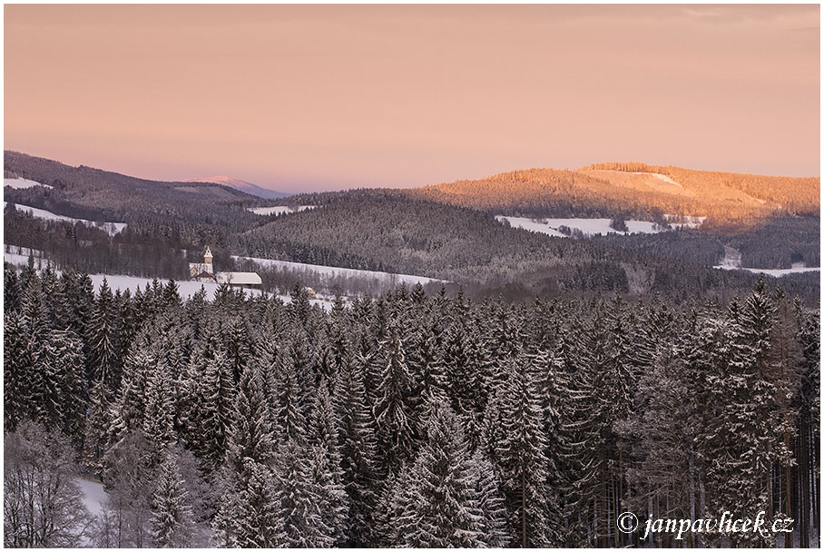 Gerlův dvůr, Javorná, uprostřed  Hamerský vrch (883m) , vpravo Plošina (972m), vlevo vzadu na horizontu Pancíř (1214 m)