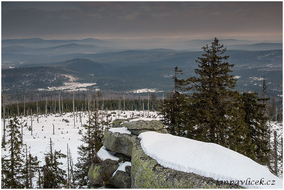 Hochstein (1332m):  vlevo zpředu dozadu: Rollmannsberg (1042m), Špičák (1021m), Kamenná (979m) , Stožec (1065m)…na horizontu  vlevo  Boubín (1362m)  , vpravo   Bobík (1264m)