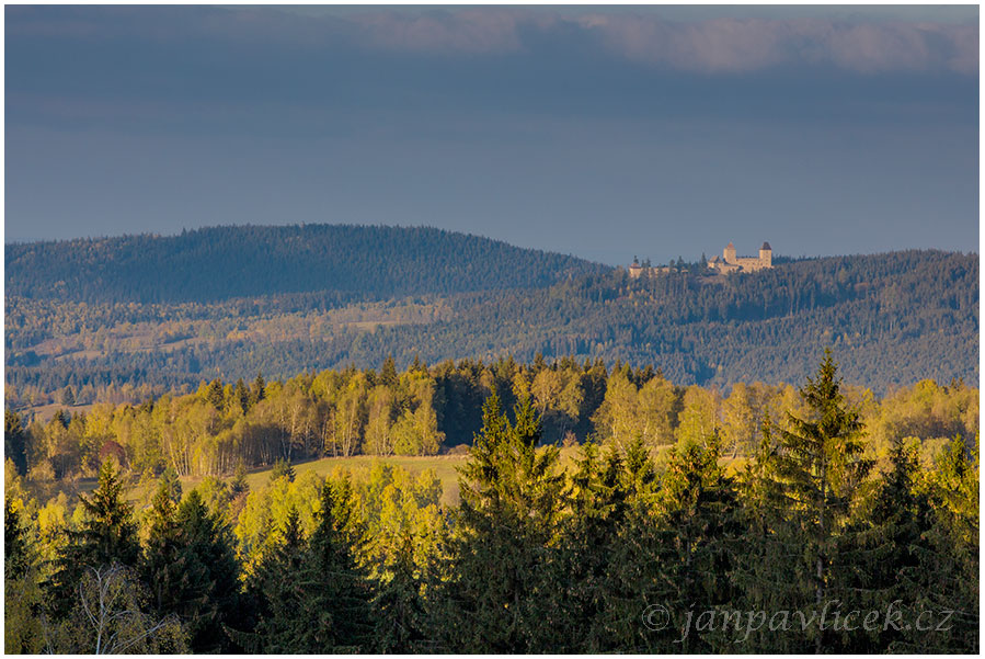 Hrad Kašperk od Vysoké Mýtě, vlevo Sedlo (902 m)