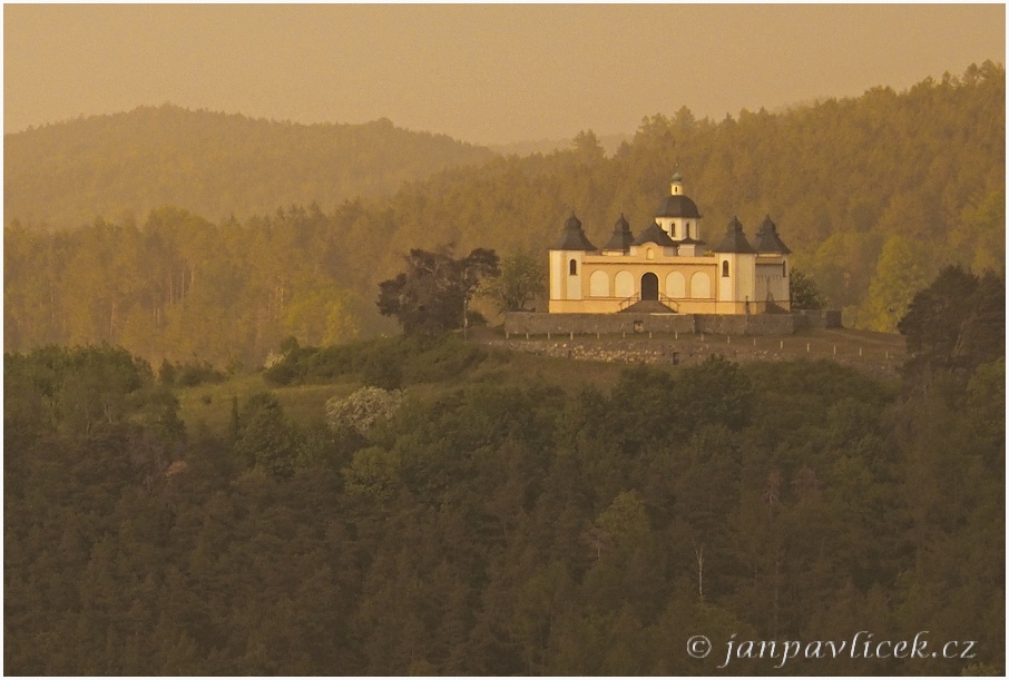 Kaple Anděla Strážce ....krátce před deštěm....vrch Stráž, 551m, zal. 1683, baroko