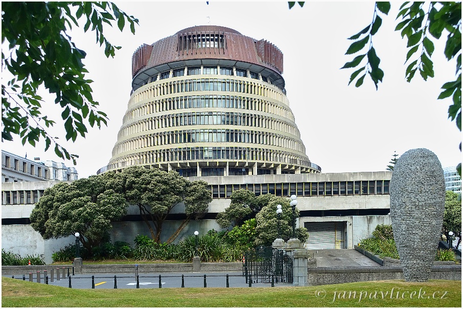 Parlament ve Wellingtonu, Beehive Building = včelí úl, sídlo novozélandské vlády