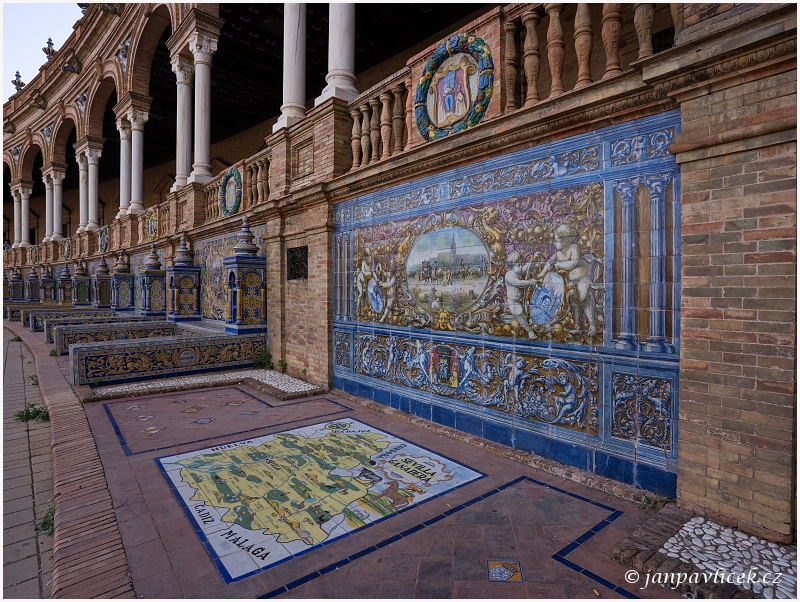 Plaza de España v Seville, Plaza de España v Seville, Kachlové provinční výklenky podél zdí Plaza de España