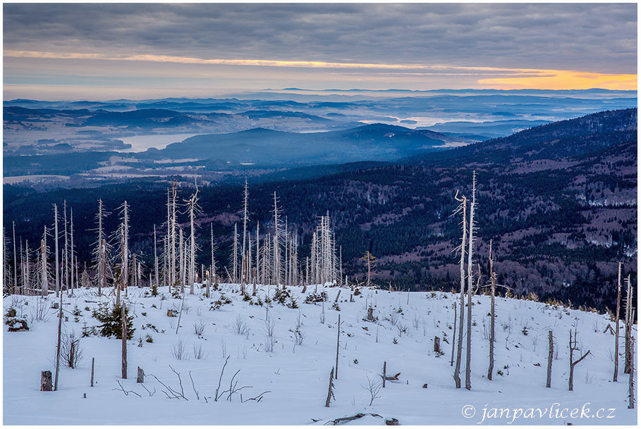 Plechý (1378m) :  Lipno u Horní Plané, vpravo hřeben Studničné (1160m), uprostřed vpravo za Šešovcem (899m) ostrov Tajvan, vlevo za vodou Houbový vrch, 914m