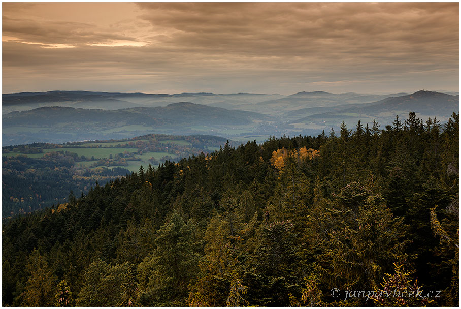 Podvečer na Hartmanicku, vpravo Svatobor (845 m)