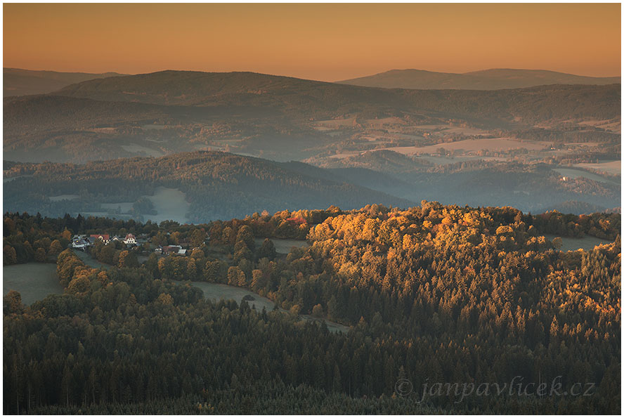 První paprsky nad údolím Otavy, vlevo Křemelná (1125m), vpravo Jezerní hora (1343) a Svaroh (1334) 