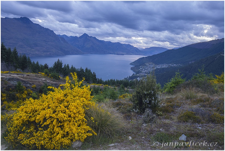 Queenstown a  jezero Wakatipu