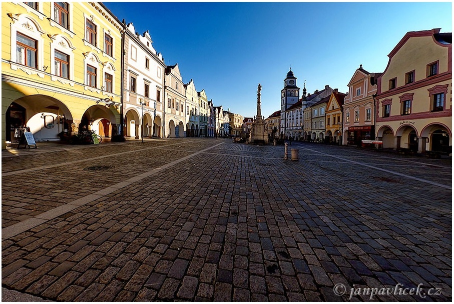 TREBOŇ, MASARYKOVO NÁMĚSTÍ, PODLOUBÍ A RENESANČNÍ A BAROKNÍ ŠTÍTY