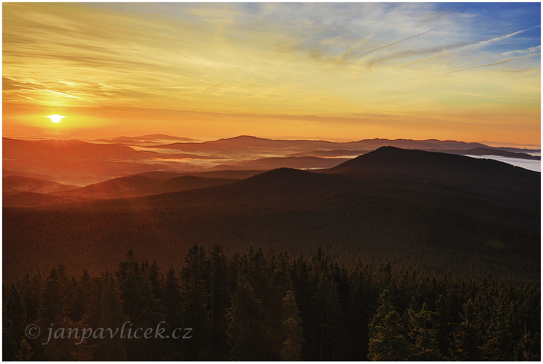 Východ slunce nad Chlumem (1191 m) , vpředu Solovec (1154 m) a Bobík (1264 m) , Šumava