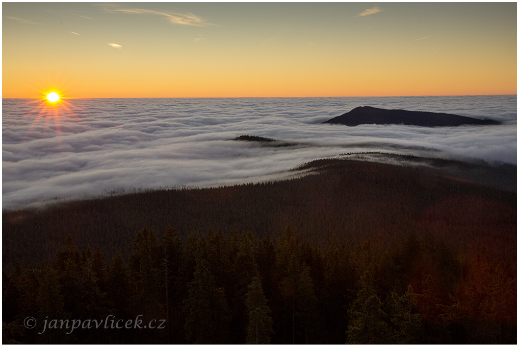 Východ slunce z Boubína (1362 m) , vpravo Bobík (1264 m) , Šumava