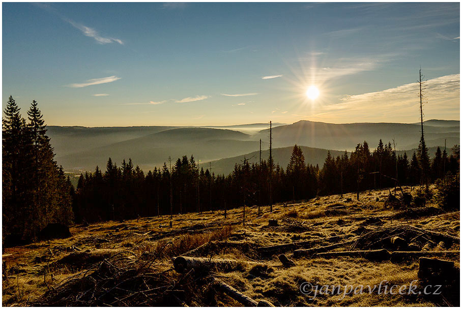 Z Jezerního hřbetu: východ nad Sokolem/Antiglem (1253 m), vpravo vrchol Boubína (1262 m)