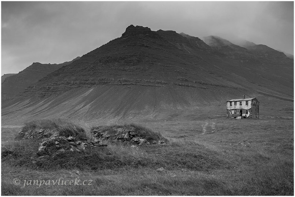 Zaniklá samota , poloostrov Pingeyri,  Westfjords,  Island 
