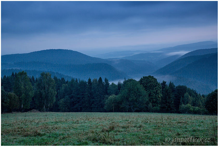 Ze  Sedelského vrchu: údolí řeky Otavy, vlevo  Křemelná (1125 m)