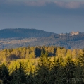 Hrad Kašperk od Vysoké Mýtě, vlevo Sedlo (902 m) | fotografie