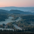 Hrad Kašperk, za nim Huťská hora (1187 m), známá  též... | fotografie