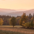 Údolí Řásnice, na horizontu v mlze vpravo špička Luzného... | fotografie